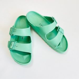 BIRKENSTOCK slide on sandal 39